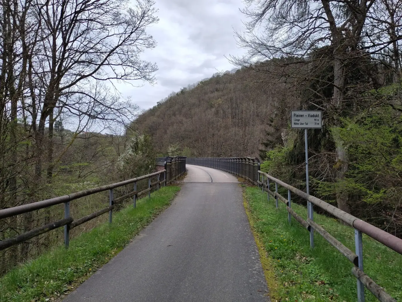 Bahnradweg mit Viadukt