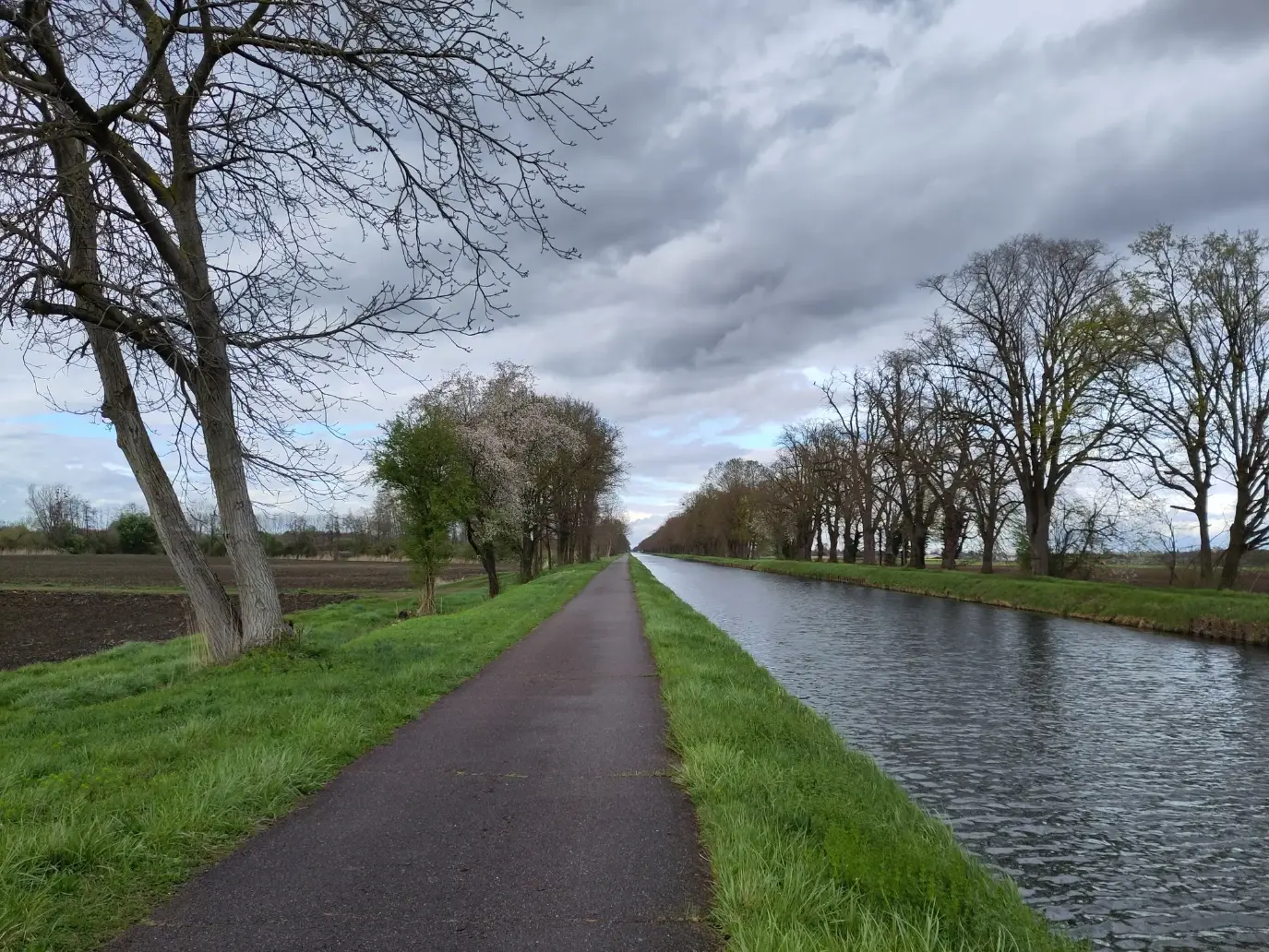 Lange, gerade und gute Wege entlang des Kanals ohne Verkehr.