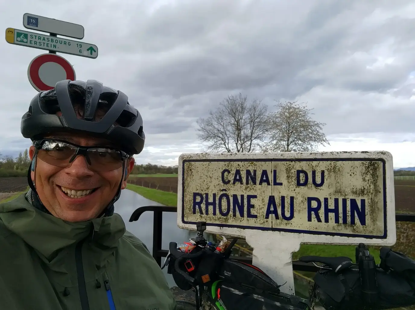 Ein Selfie am Hinweisschild zum Canal du Rhône au Rhin.