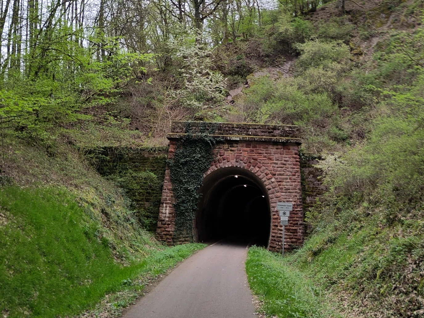 Bahnradweg mit Tunnel